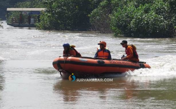 Hingga Jumat Siang Bapak Anak yang Tenggelam di Kali Mas Sidoarjo Belum&nbsp;Ditemukan