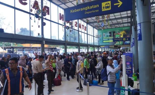 Petugas KAI Sigap Berikan Pertolongan Ibu yang Akan Melahirkan di Kereta Api Saat Lebaran&nbsp;2024