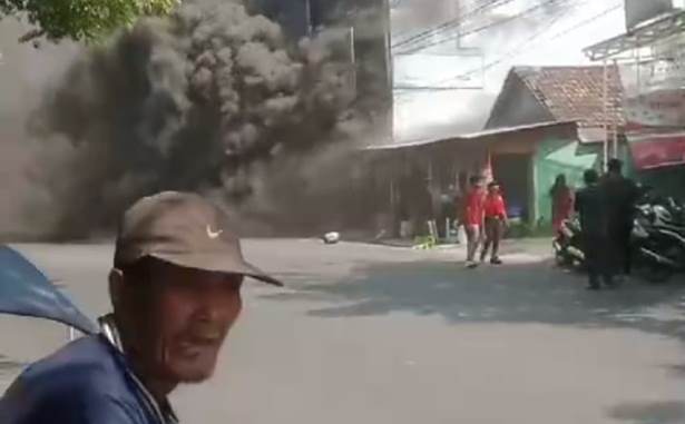 Berita Sidoarjo Di Tengah Cuaca Terik Matahari, Toko Cat Tiga Lantai di Krian Sidoarjo&nbsp;Terbakar