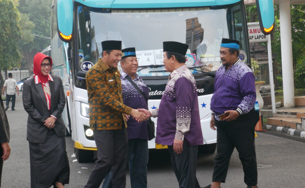 Haji 2024 Plt Bupati Sidoarjo Subandi Lepas 366 Jemaah Calon&nbsp;Haji