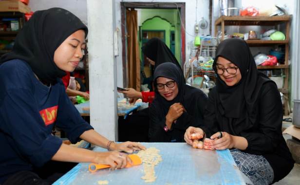 Berita Banyuwangi Usaha Rumahan Kue Kacang di Banyuwangi Beromset Ratusan Juta, Berdayakan Pasien&nbsp;ODGJ