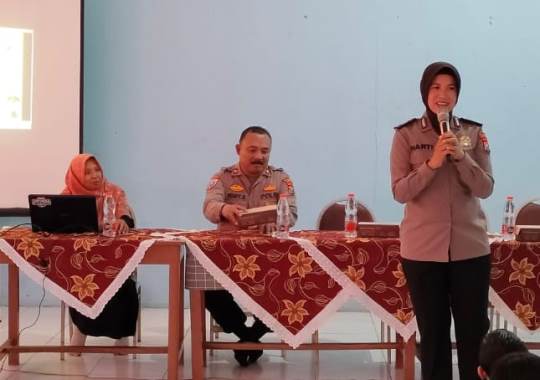 Polwan Polsek Krian Polresta Sidoarjo Edukasi Pelajar SD Muhammadiyah 6 Krian Terkait Dampak Negatif Bermedia&nbsp;Sosial