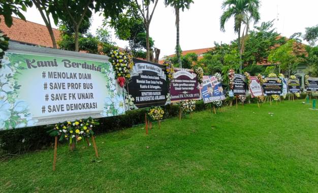 Karangan Bunga Berjejer Penuhi FK Unair Beri Dukungan Prof&nbsp;Bus