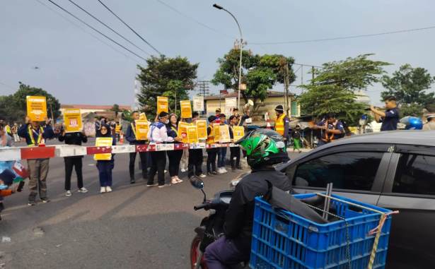 KAI Sambut HUT ke 79 RI Gandeng 790 Komunitas Pecinta Kereta Api Gelorakan Semangat Selamat di&nbsp;Perlintasan