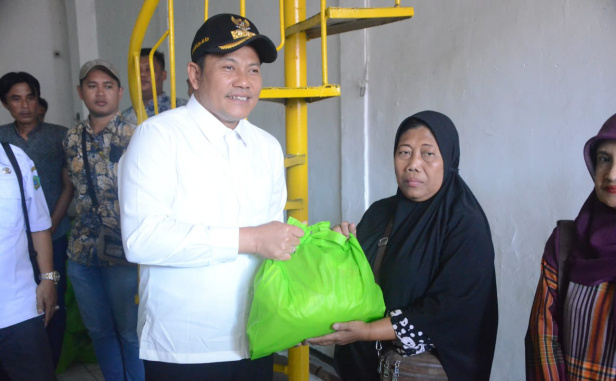 Berita Sidoarjo Plt. Bupati Sidoarjo Subandi Serahkan Bantuan kepada Pedagang Pasar Krian Paska&nbsp;Kebakaran