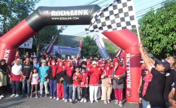 Meriah, Ratusan Warga RW 05 Perumahan Taman Candiloka, Desa Ngampelsari Candi Sidoarjo Ikuti Jalan Sehat HUT Kemerdekaan RI&nbsp;2024