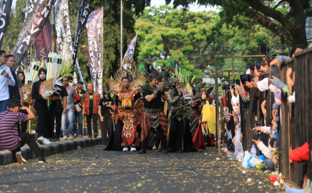 Berita Kota Malang Pj Wali Kota Malang Iwan Kurniawan Tampil ‘Pede’ di Ajang Malang Flower&nbsp;Carnival
