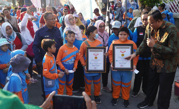 SD Muhammadiyah 4 Surabaya Catat Rekor MURI Lewat Sedekah 79 Ribu Botol&nbsp;Plastik