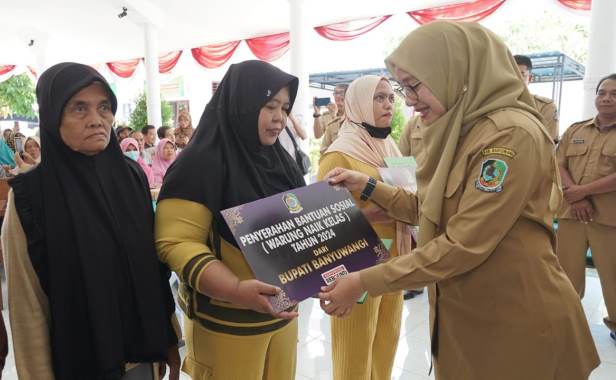 Berita Banyuwangi Bupati Ipuk Kembali Salurkan Bantuan Alat Usaha “Wenak” ke Ribuan Pedagang&nbsp;Kecil