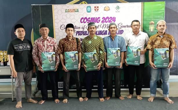 Siswa SMP Muhammadiyah 5 Pucang Surabaya Salurkan Bantuan ke Penjaga Masjid Lewat Program&nbsp;Raseda