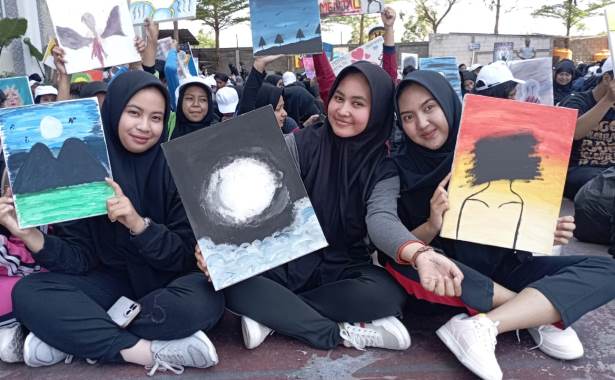Ribuan Maba UM Surabaya Suarakan Kesehatan Mental Lewat Melukis&nbsp;Bersama