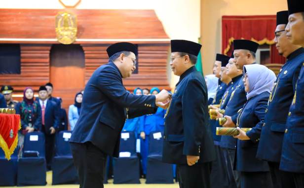 Pj Gubernur Kukuhkan 13 Pjs Bupati/Wali Kota dan Perpanjang 8 Pj Bupati di Jatim, Ini Daftar&nbsp;Namanya