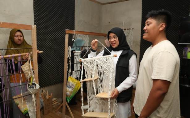 Berita Banyuwangi Ibu Rumah Tangga dari Desa di Banyuwangi, Hasilkan Omset Ratusan Juta dari Kerajinan&nbsp;Makrame